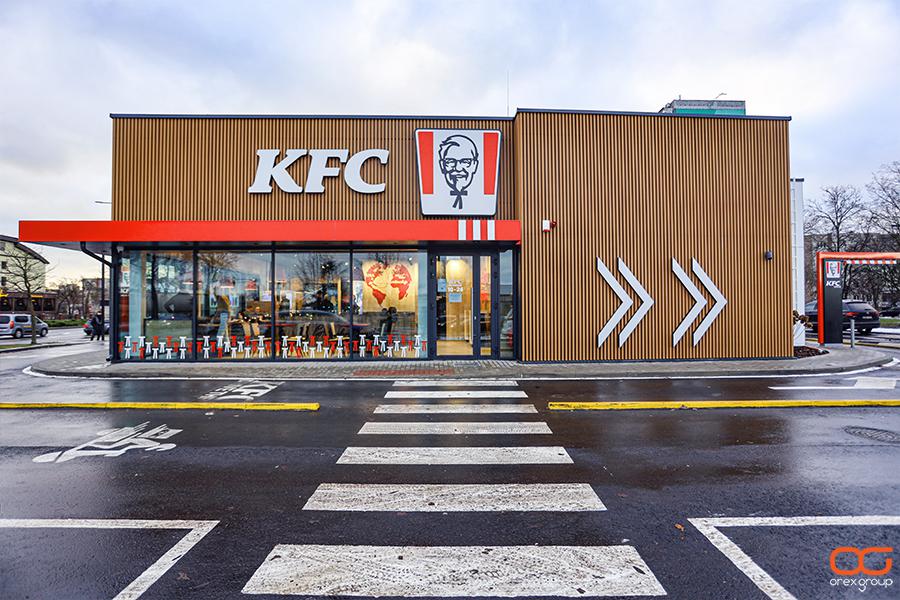 KFC Kaunas pastato įėjimo aliuminio lamelės fasadas